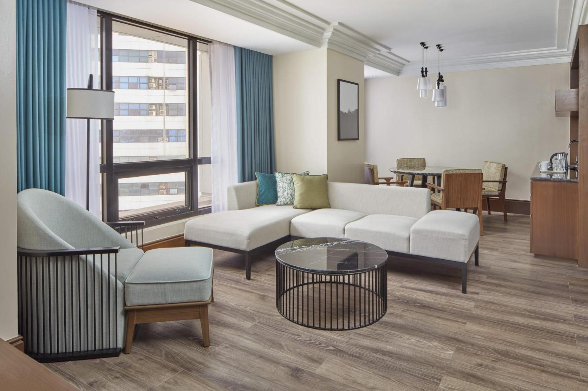 Holiday Inn & Suites Manila Galleria By Ihg Pasig City Exterior photo