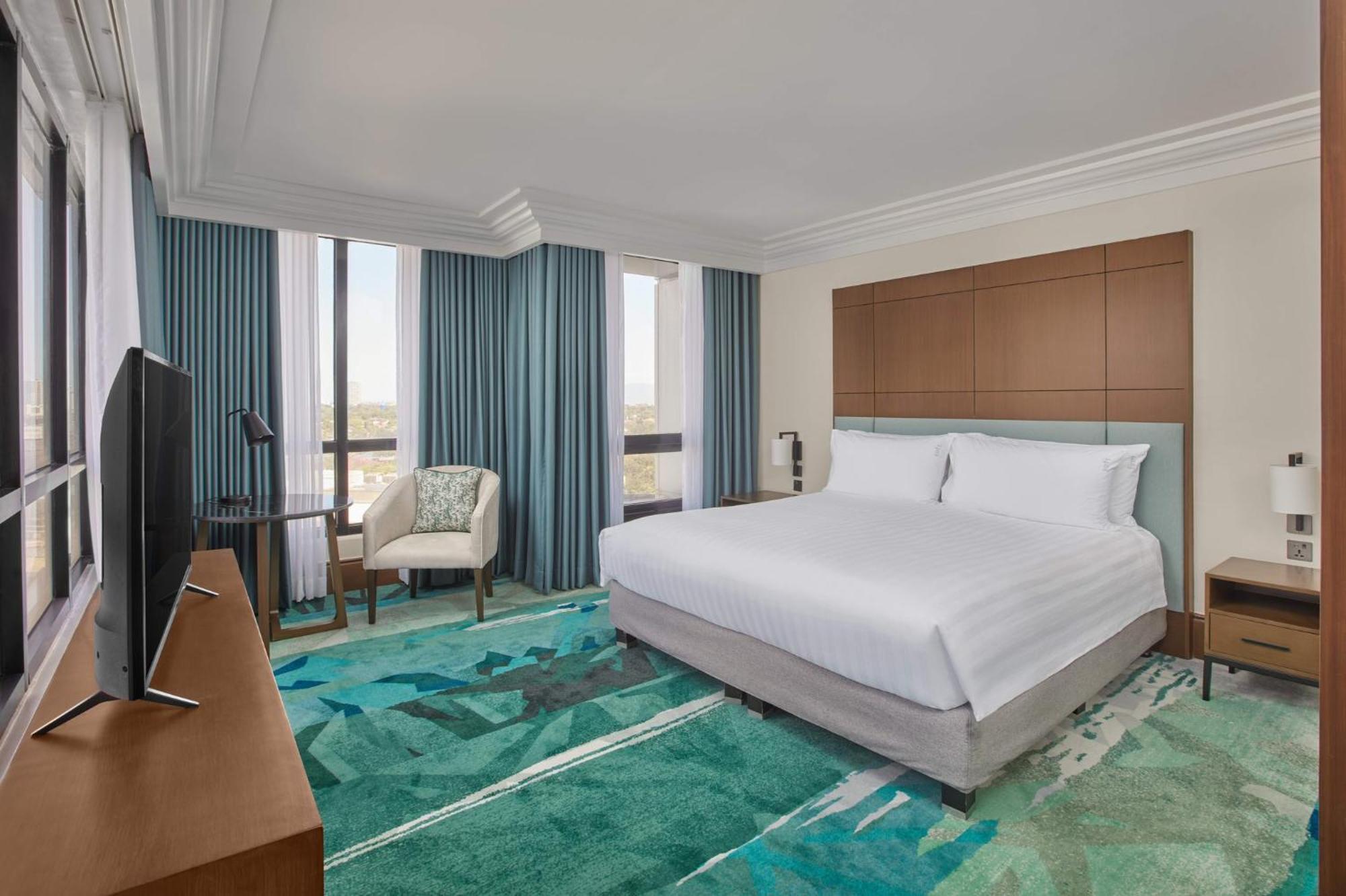 Holiday Inn & Suites Manila Galleria By Ihg Pasig City Exterior photo