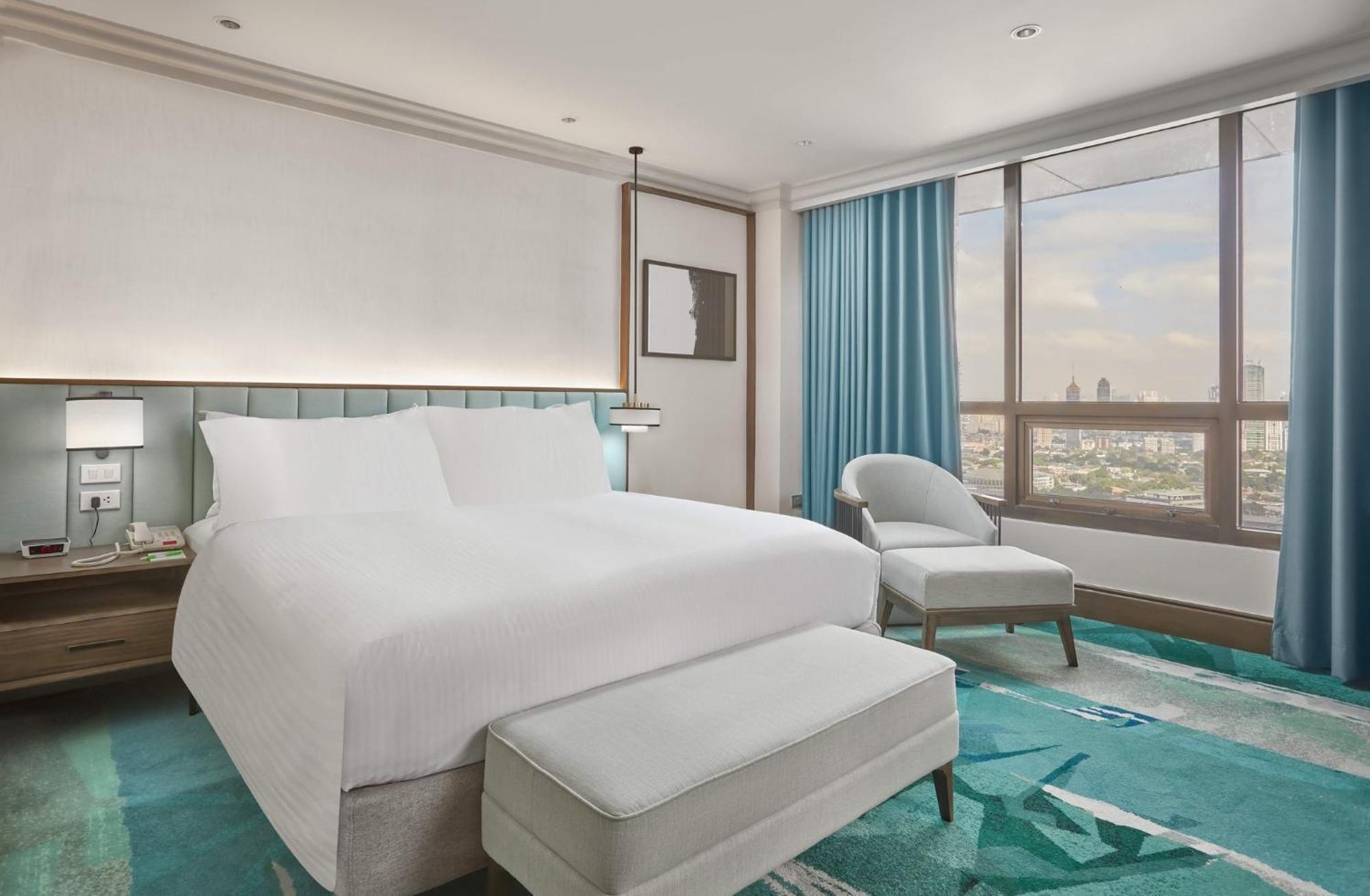 Holiday Inn & Suites Manila Galleria By Ihg Pasig City Exterior photo